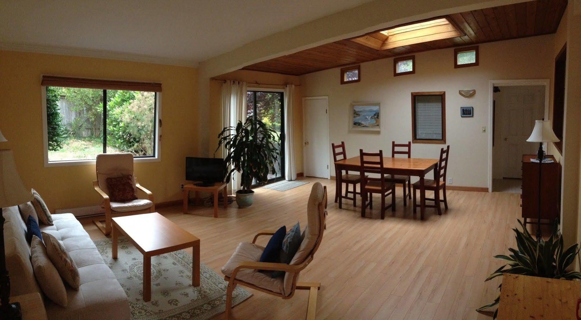 Driftwood Village Cottages Sturdies Bay ภายนอก รูปภาพ